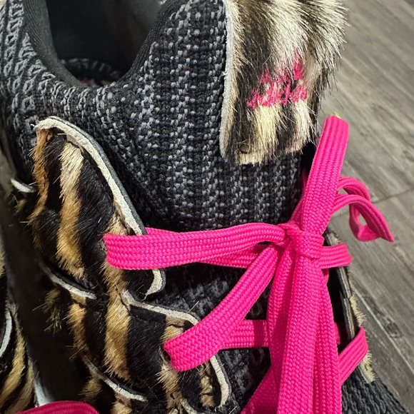 Adidas Ultra Boost DNA Zebra - Picture 2 of 9